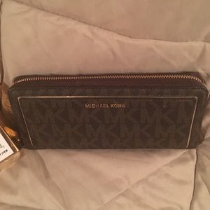 Micheal KORS zip around long wristlet wallet! NEW!